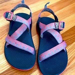 Girls size 6/Womens size 8 Chacos